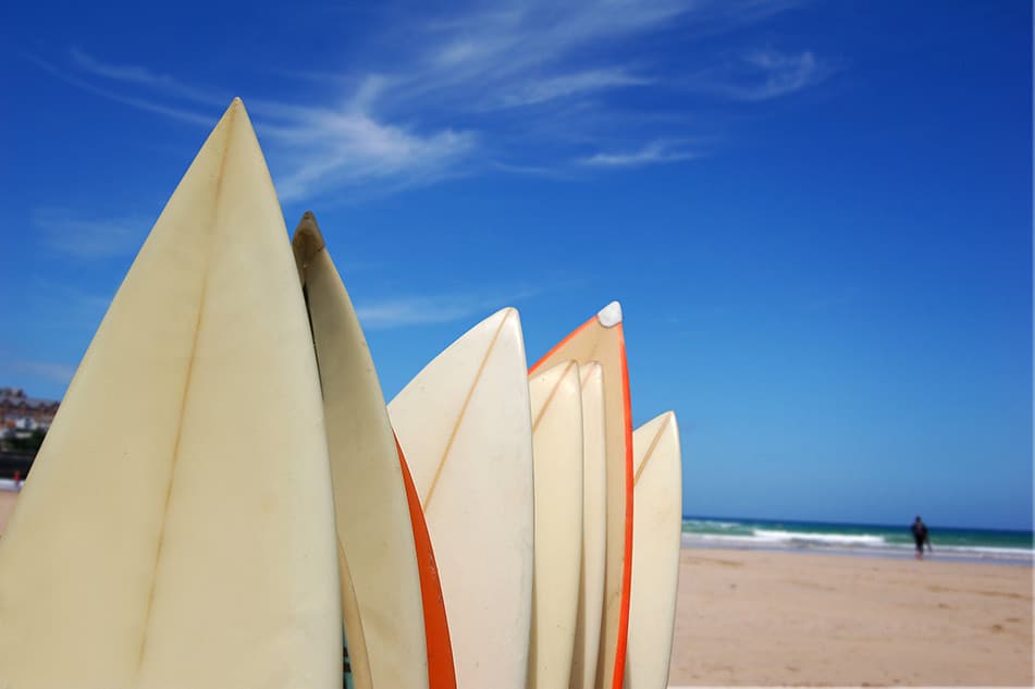 tavole da surf sulla sabbia