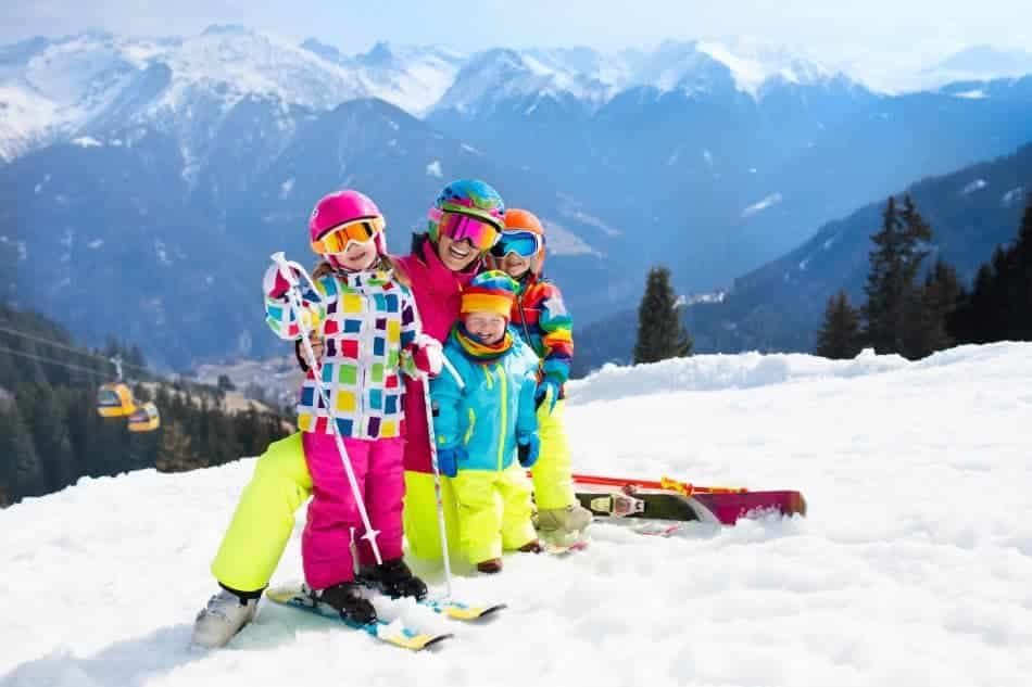 famiglia che scia in montagna
